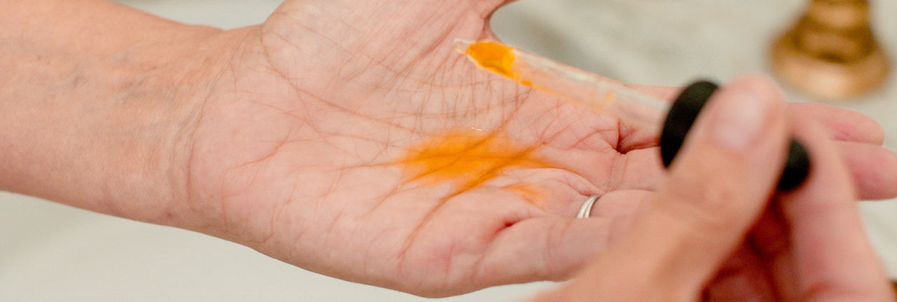 woman-holding-oil-cleanser-in-her-hand