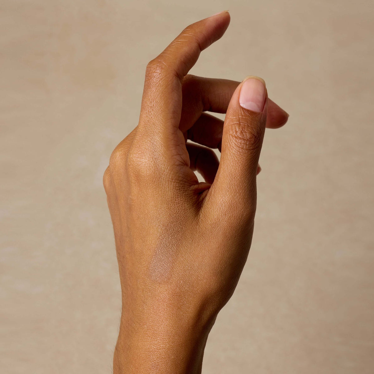 woman-shows-swatch-of-nontoxic-makeup-bronzer-on-her-hand