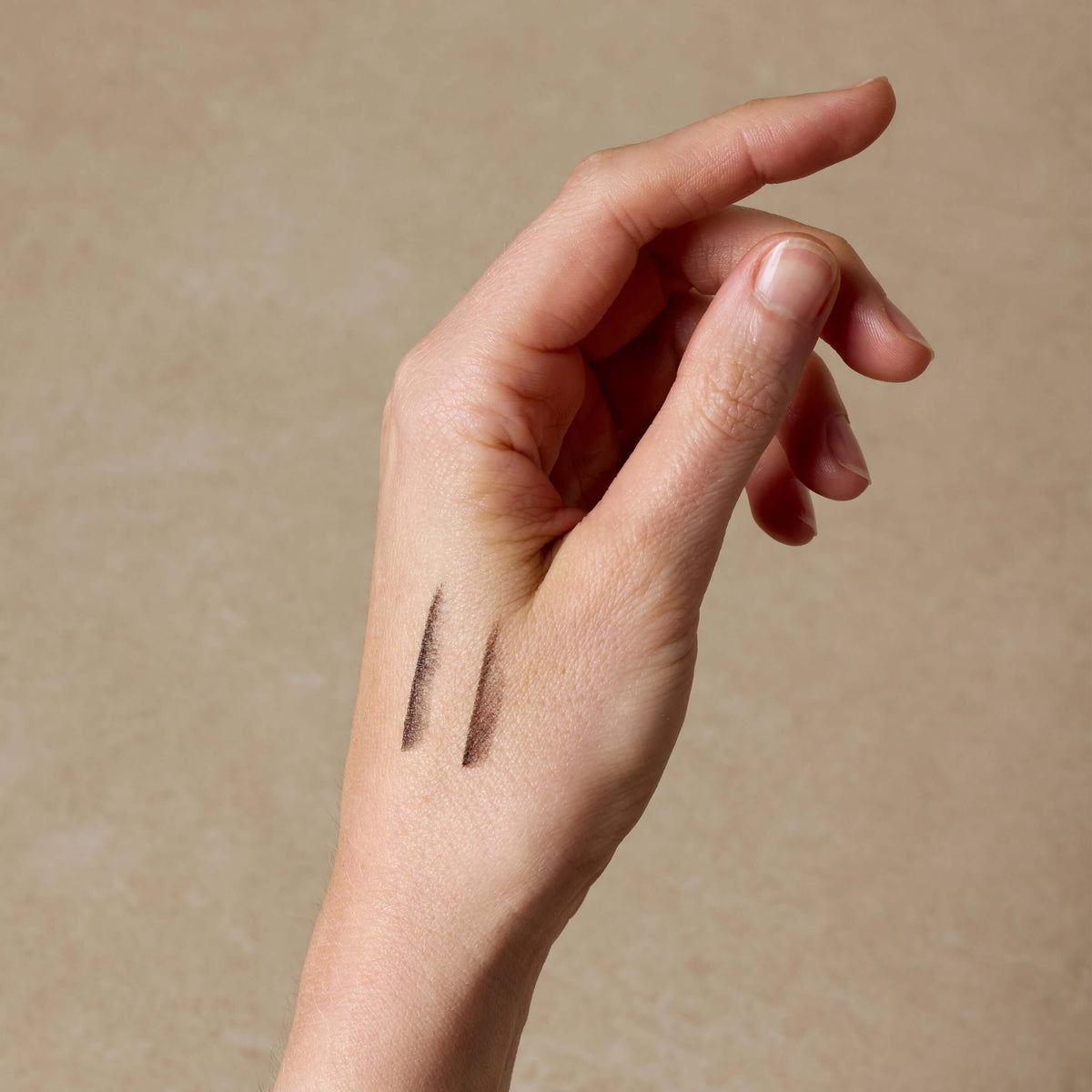woman-shows-swatches-of-nontoxic-eyeliner